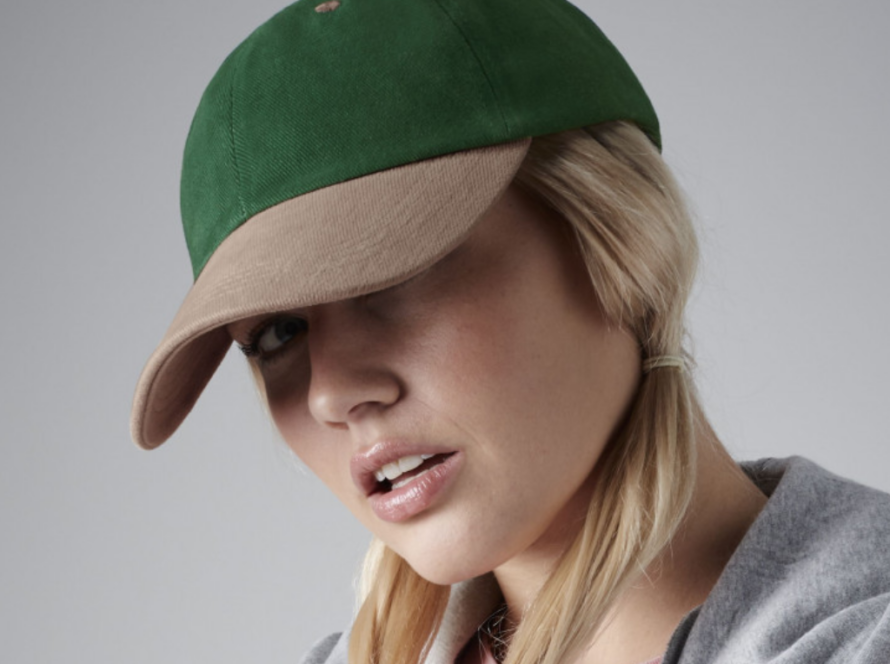 Femme portant une casquette verte et beige accessoires de mode personnalisables Beechfield