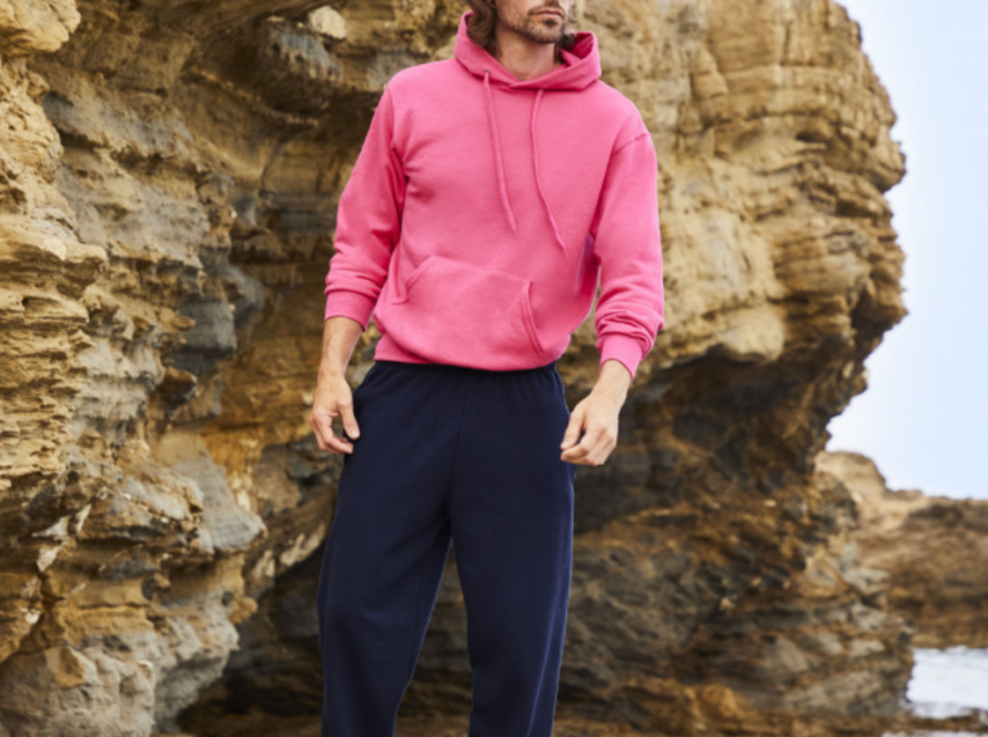 Homme portant un sweat à capuche de la marque Fruit of the Loom chez Koaprint