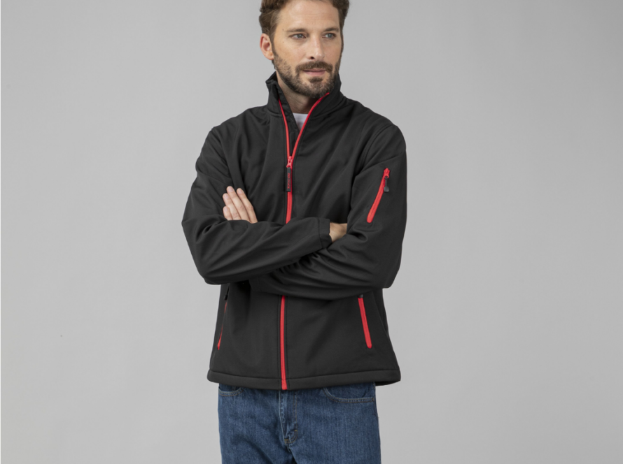Homme portant une veste softshell noire avec des détails rouges Penduick