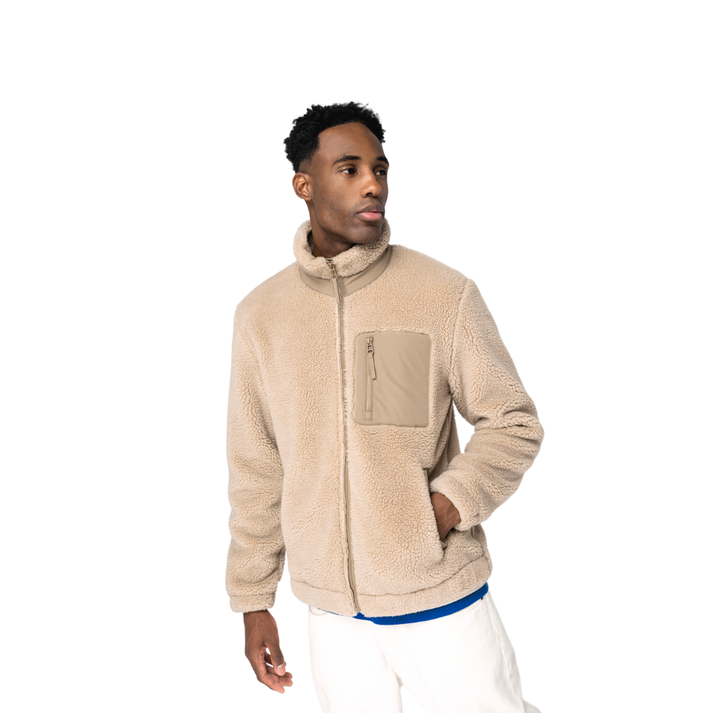 Homme portant une veste Sherpa Native Spirit beige
