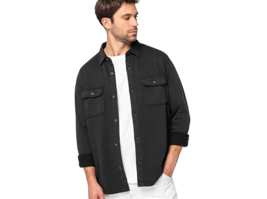 Homme portant une chemise noire Native Spirit
