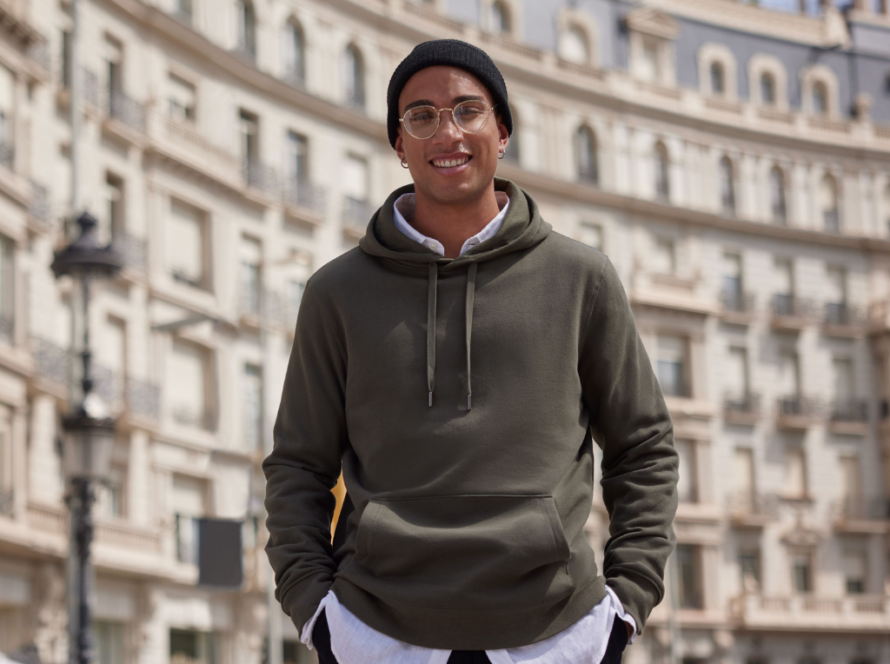 Homme en sweat à capuche B&C se promenant en ville