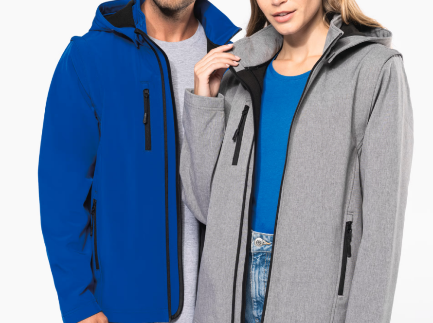 Homme en sweat à capuche rouge et enfants en vêtements colorés