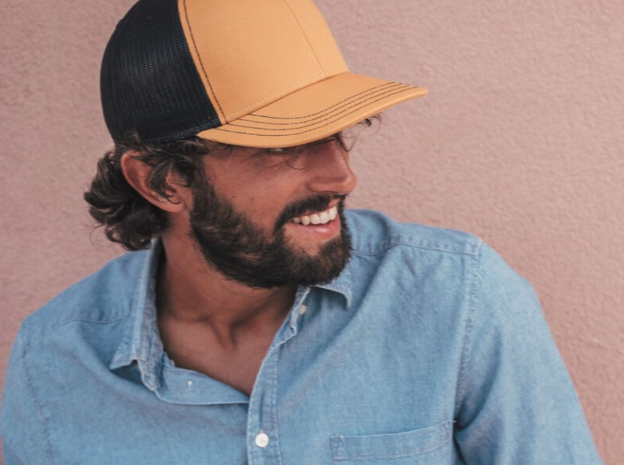 Homme portant une casquette jaune et noire Beechfield Casquettes Personnalisées