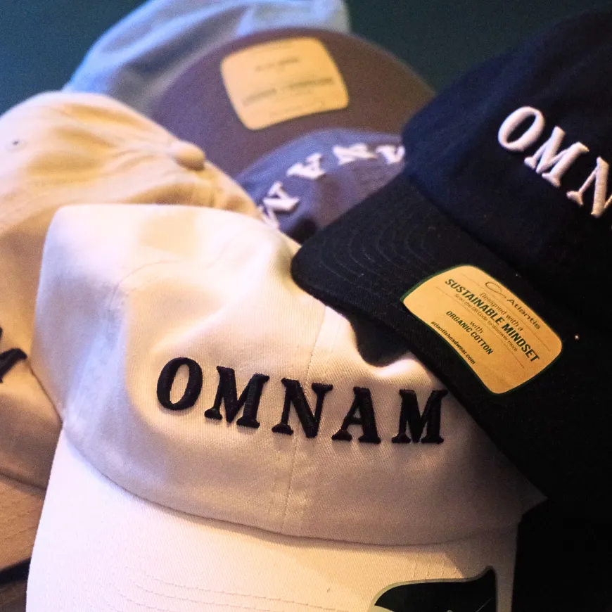 Belles casquettes avec broderie 3D pour Omnam.