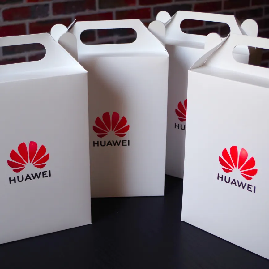 Boîtes sur mesure conçues pour contenir un coffret de verres à vin pour Huawei.