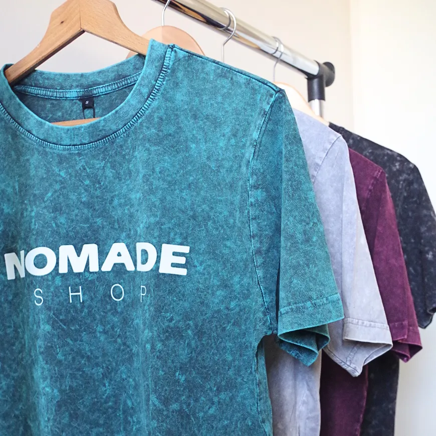 T-shirt avec logo phosphorescent pour une boutique de ride.