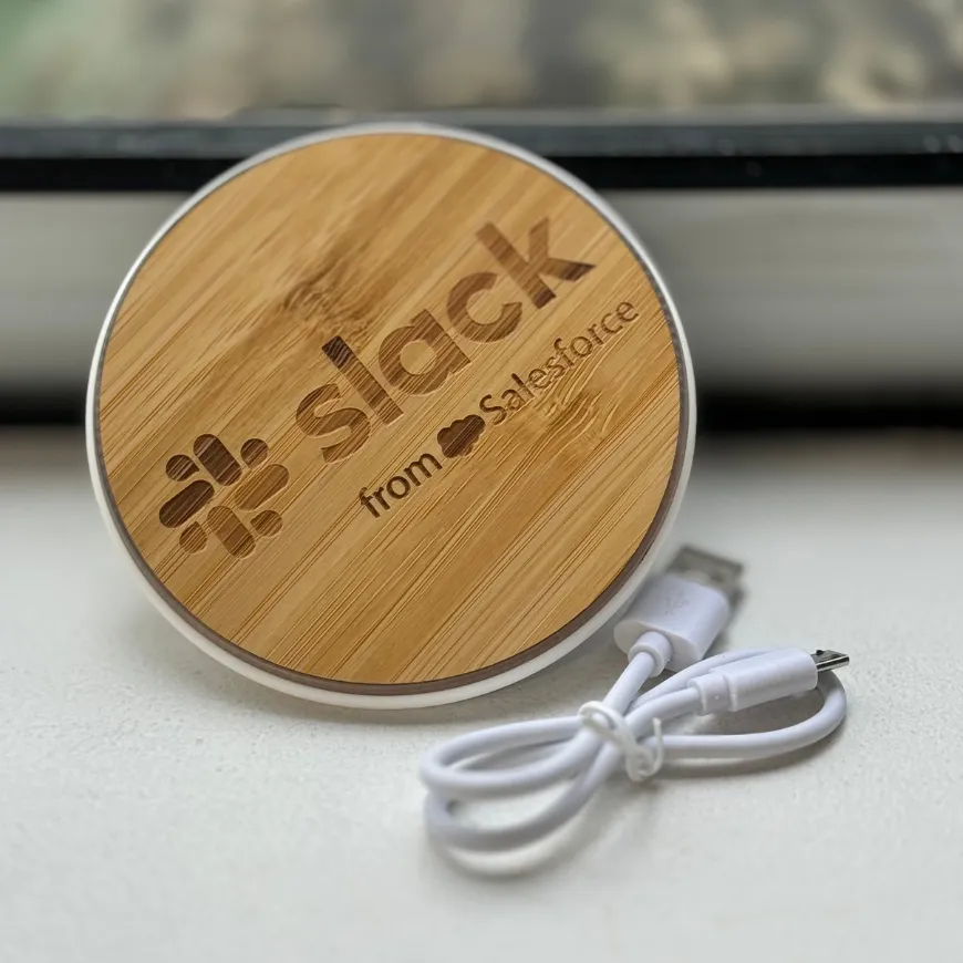 Chargeur à induction gravé au laser pour un événement Slack.