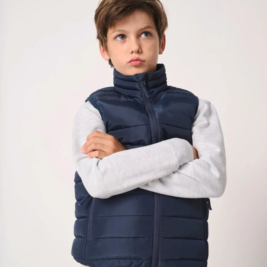 Garçon portant un gilet matelassé sans manches bleu marine