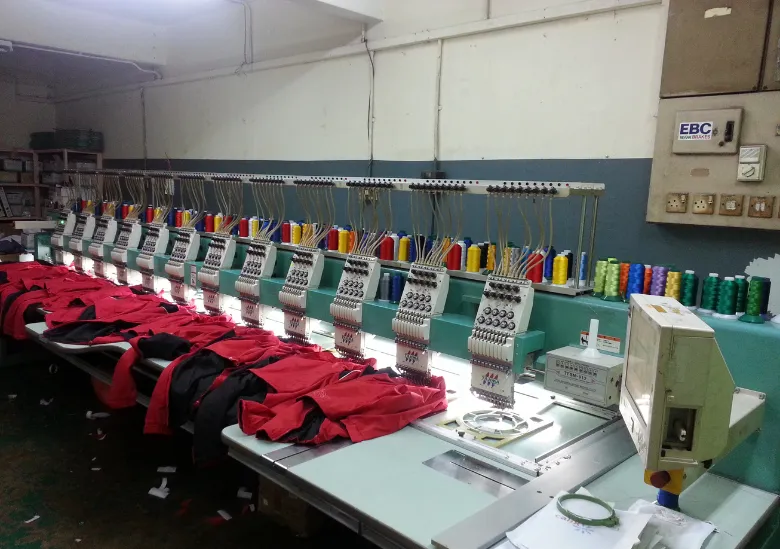 Atelier de broderie 12 têtes Koaprint pour personnalisation textile entreprise