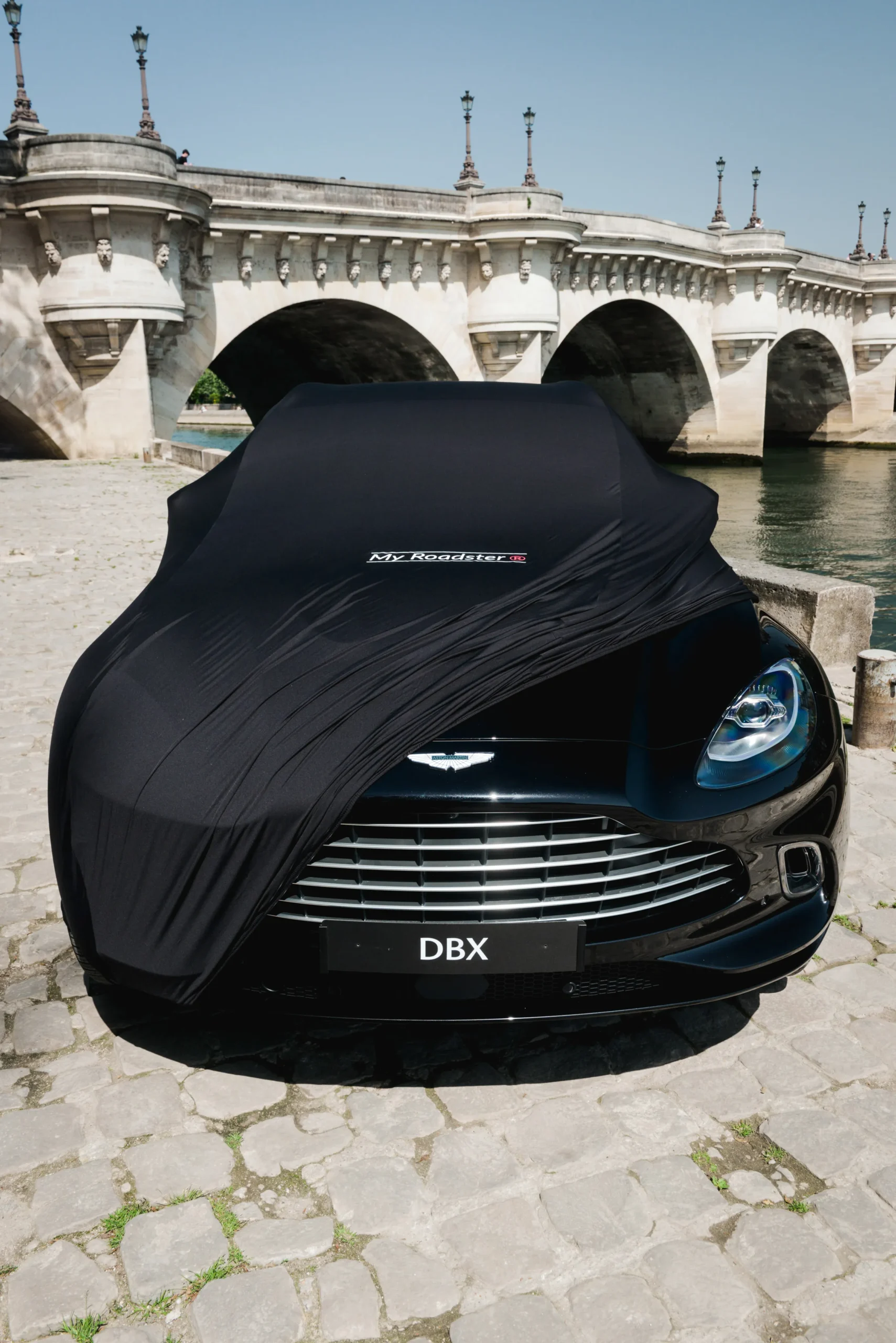 Housse textile personnalisée sur véhicule premium, exemple d'activation marketing haut de gamme